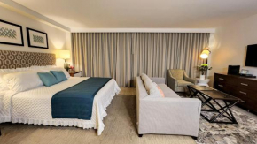 New Luxury Suite Beach side Condo Free parking